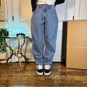 Men’s Size 32x34 LEVI’S loose fitted jeans